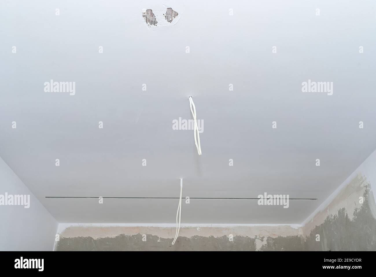 Zwei Kabel aus Deckenbeleuchtung ragen aus Decken ohne Glühbirnen  Stockfotografie - Alamy