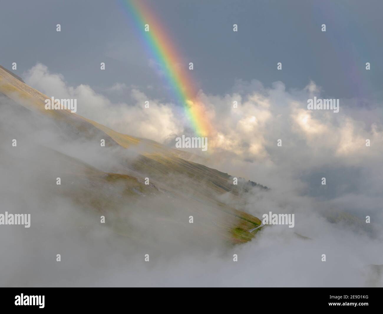 Landschaft mit Regenbogen und Wolken im Nationalpark hohe Tauern bei Franz-Josephs-Hoehe. Europa, Österreich, Kärnten Stockfoto