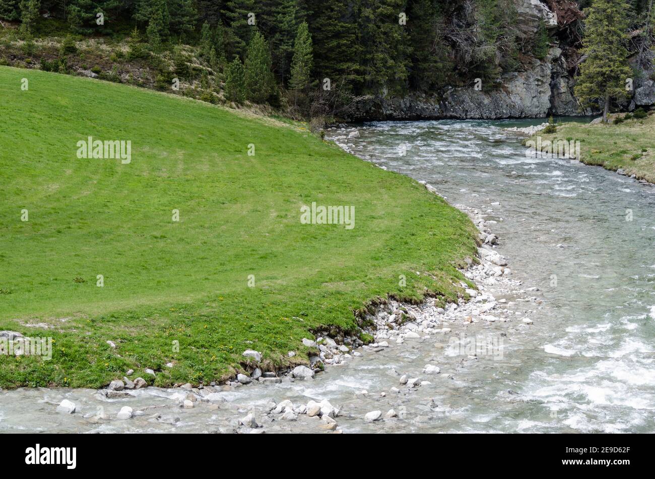 Schöner Wildbach mit Kurven in den Bergen Stockfoto