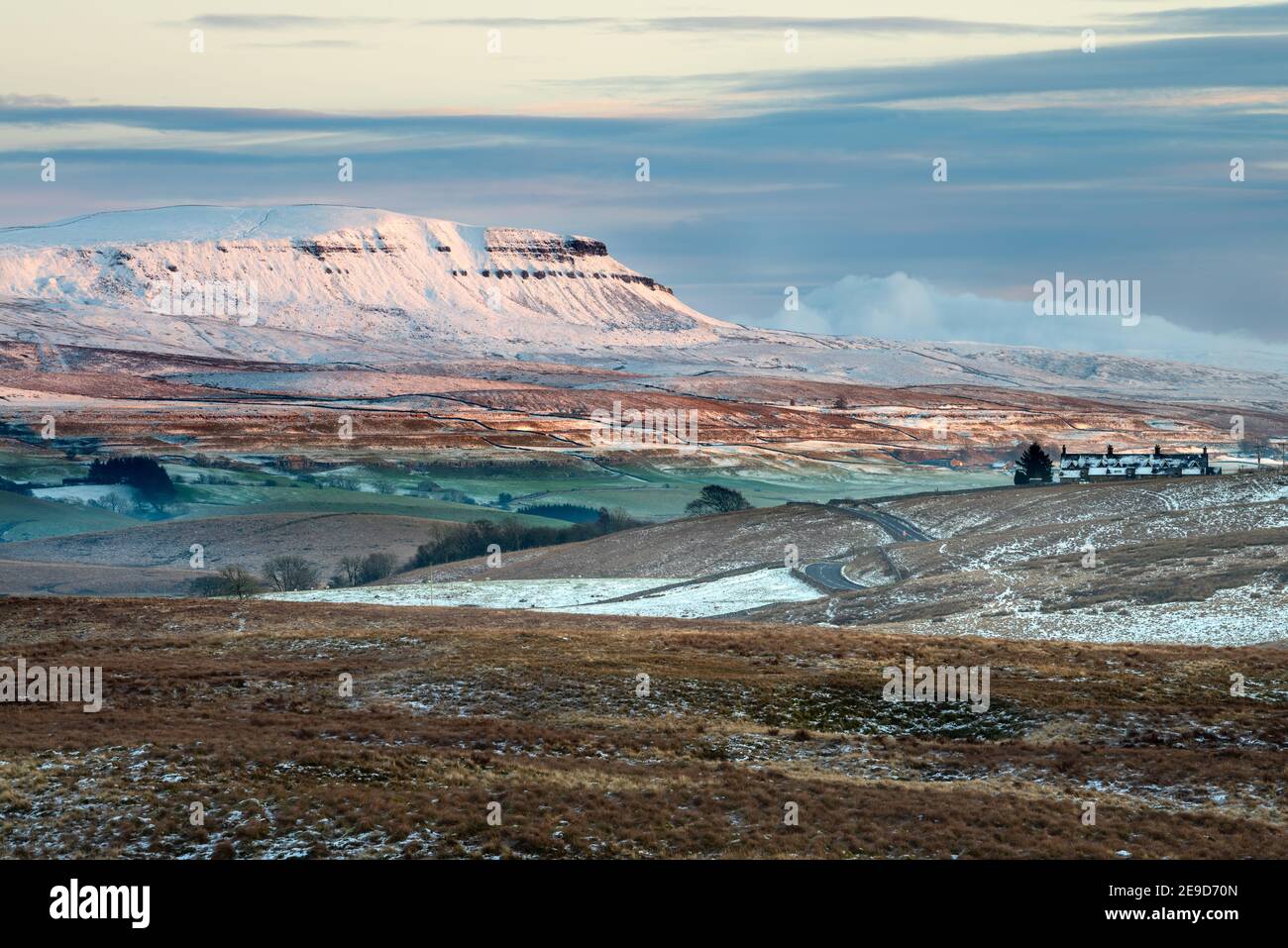 Pen-y-gent bedeckt mit Schnee mit schönen Winter Abend Sonnenlicht. Yorkshire Dales National Park, Großbritannien. Stockfoto