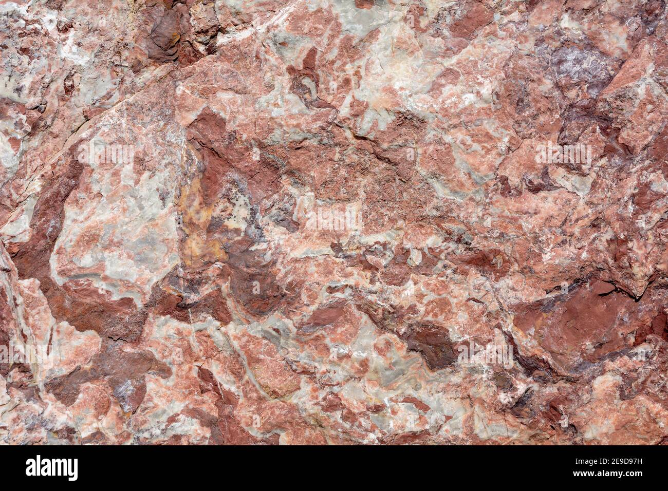 Steinstruktur während der Entwicklung eines alten Marmorbruchs in der Nähe des Dorfes Artyshta, Kemerowo Region-Kuzbass Stockfoto