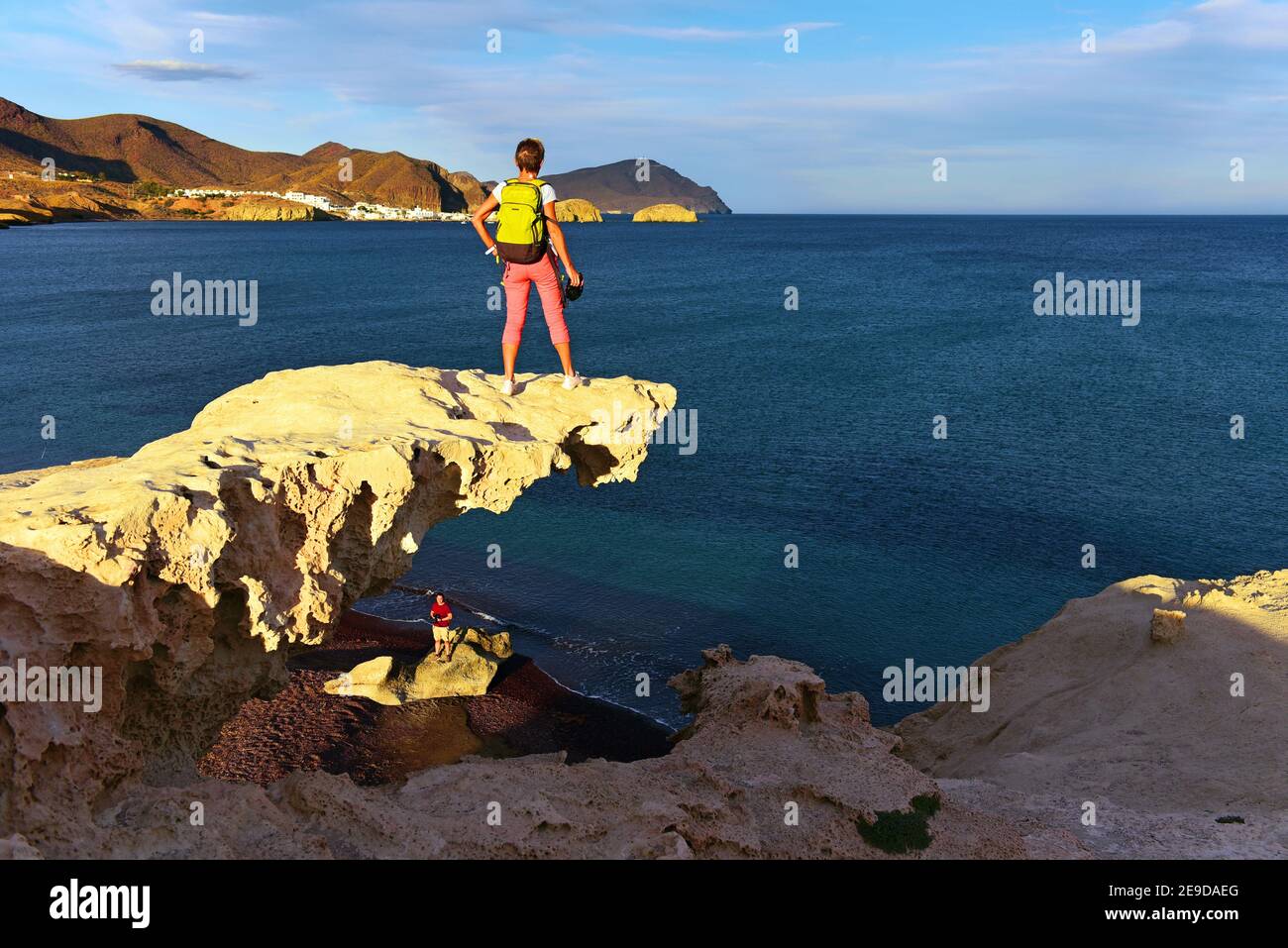 Touristen am Strand von Arco, Spanien, Andalusien, Parque Natural de Cabo de Gata-Nijar, Los Escullos Stockfoto