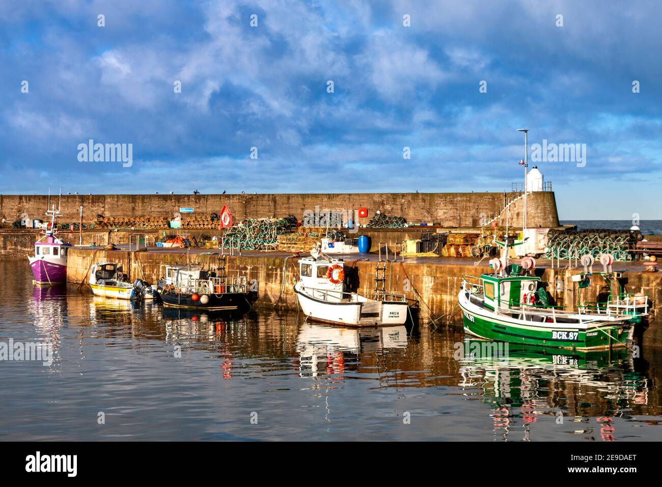 FINDOCHTY MORAY COAST SCOTLAND FÜNF FISCHERBOOTE IM HAFEN BLAUER HIMMEL OBEN Stockfoto