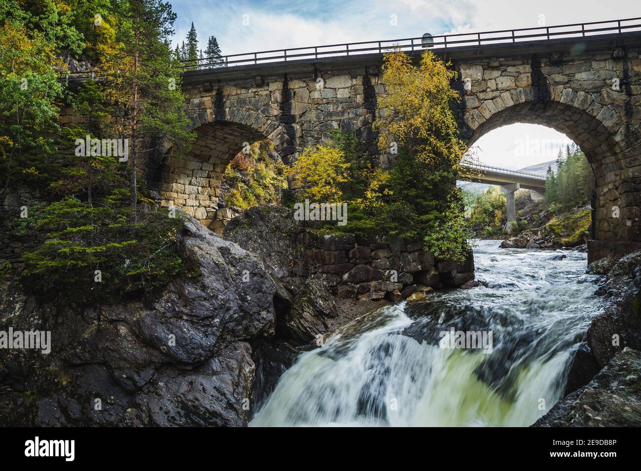 Waldlandschaft des Flusses Gaula und alte Brücke Eides Broa. Skandinavischer Bergwald und herbstlicher Wald Stockfoto