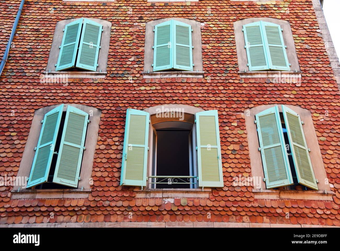 Schindelfassade mit Fenstern und Fensterläden, Frankreich, Provence, Dept Var, Carces Stockfoto