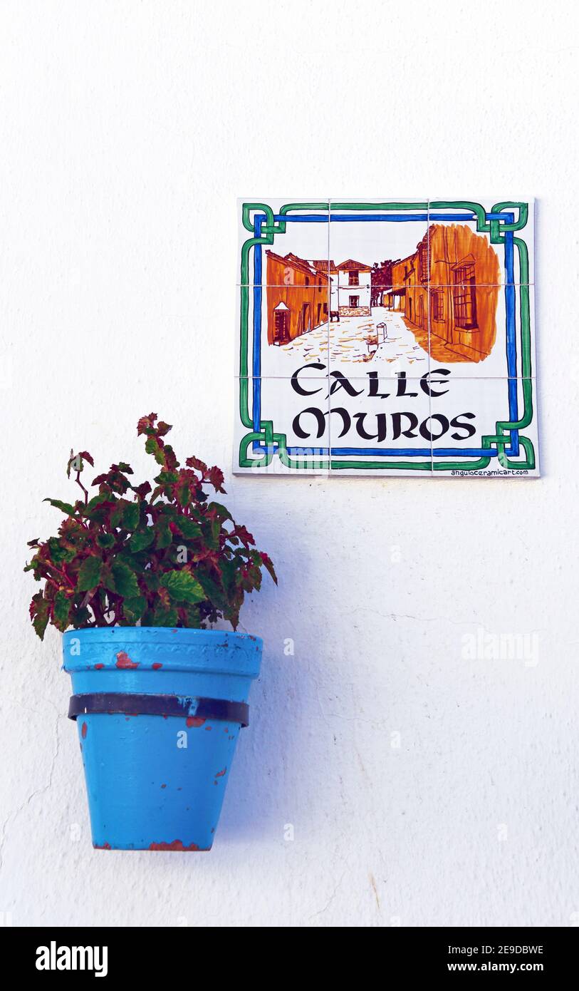 Straßenschild und Topfpflanze, Spanien, Andalusien, Mijas Stockfoto