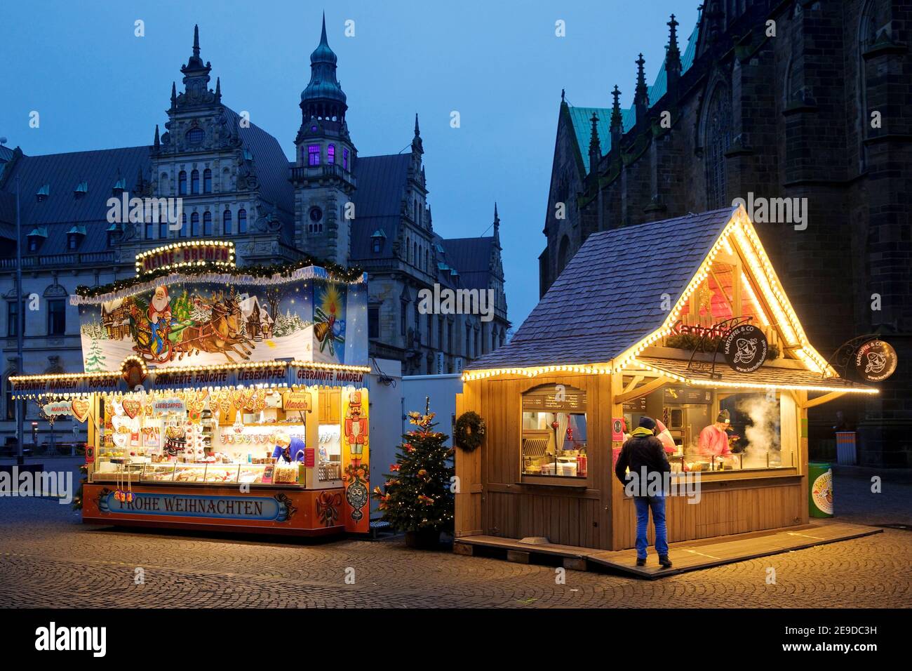 Kleiner Weihnachtsmarkt 2020 auf dem Domshof in der Bremer Altstadt, wenige Besucher während der Coronapandemie, Deutschland, Bremen Stockfoto
