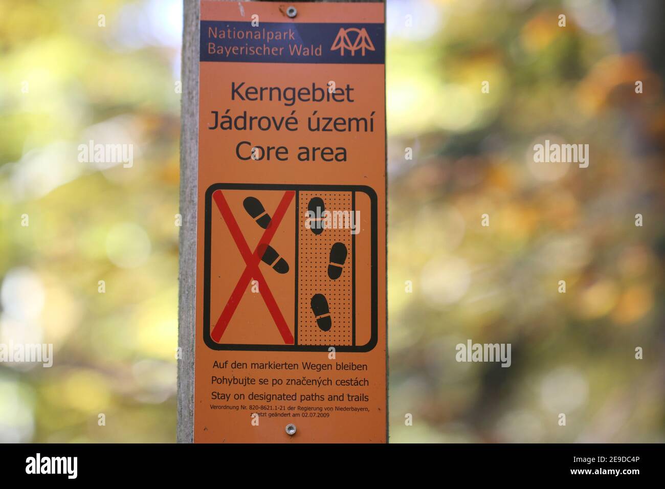 schild mit der Aufschrift "Tag auf den markierten Wegen" in der Kernzone, Deutschland, Bayern, Nationalpark Bayerischer Wald Stockfoto