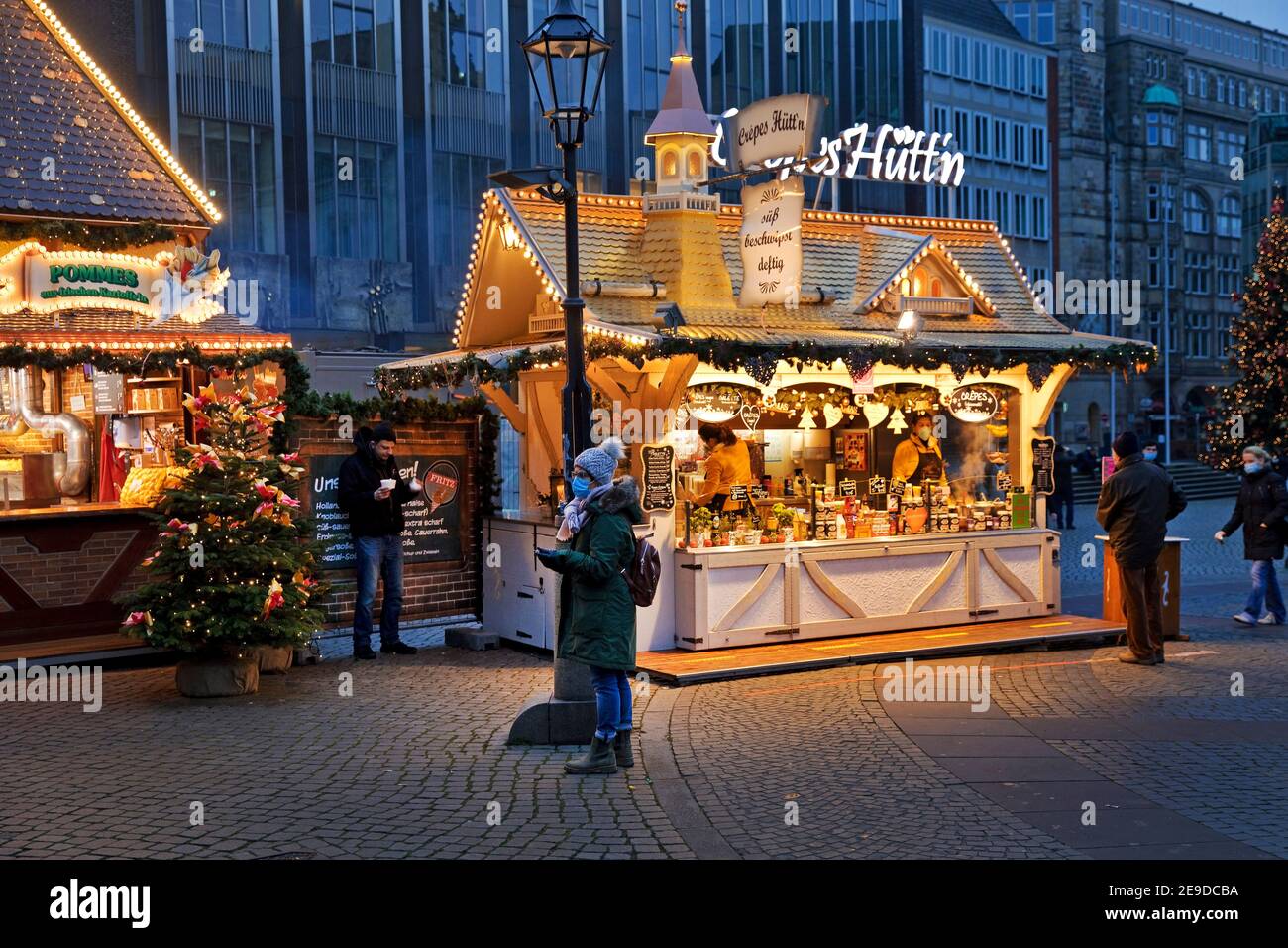 Kleiner Weihnachtsmarkt 2020 in der Bremer Altstadt, wenige Besucher während der Coronapandemie, Deutschland, Bremen Stockfoto