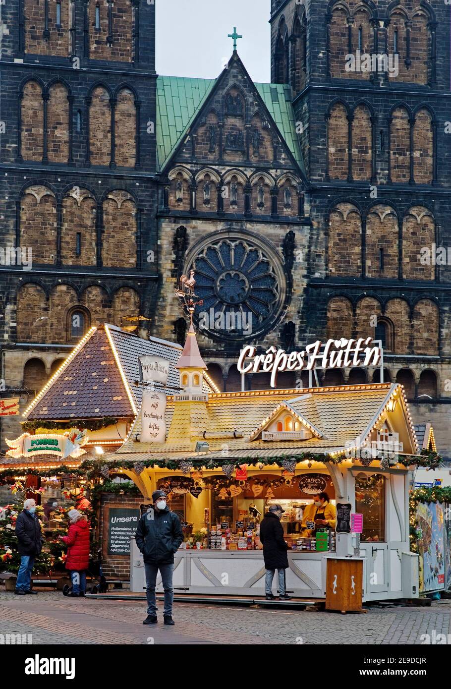Kleiner Weihnachtsmarkt 2020 in der Bremer Altstadt, wenige Besucher während der Coronapandemie, Deutschland, Bremen Stockfoto