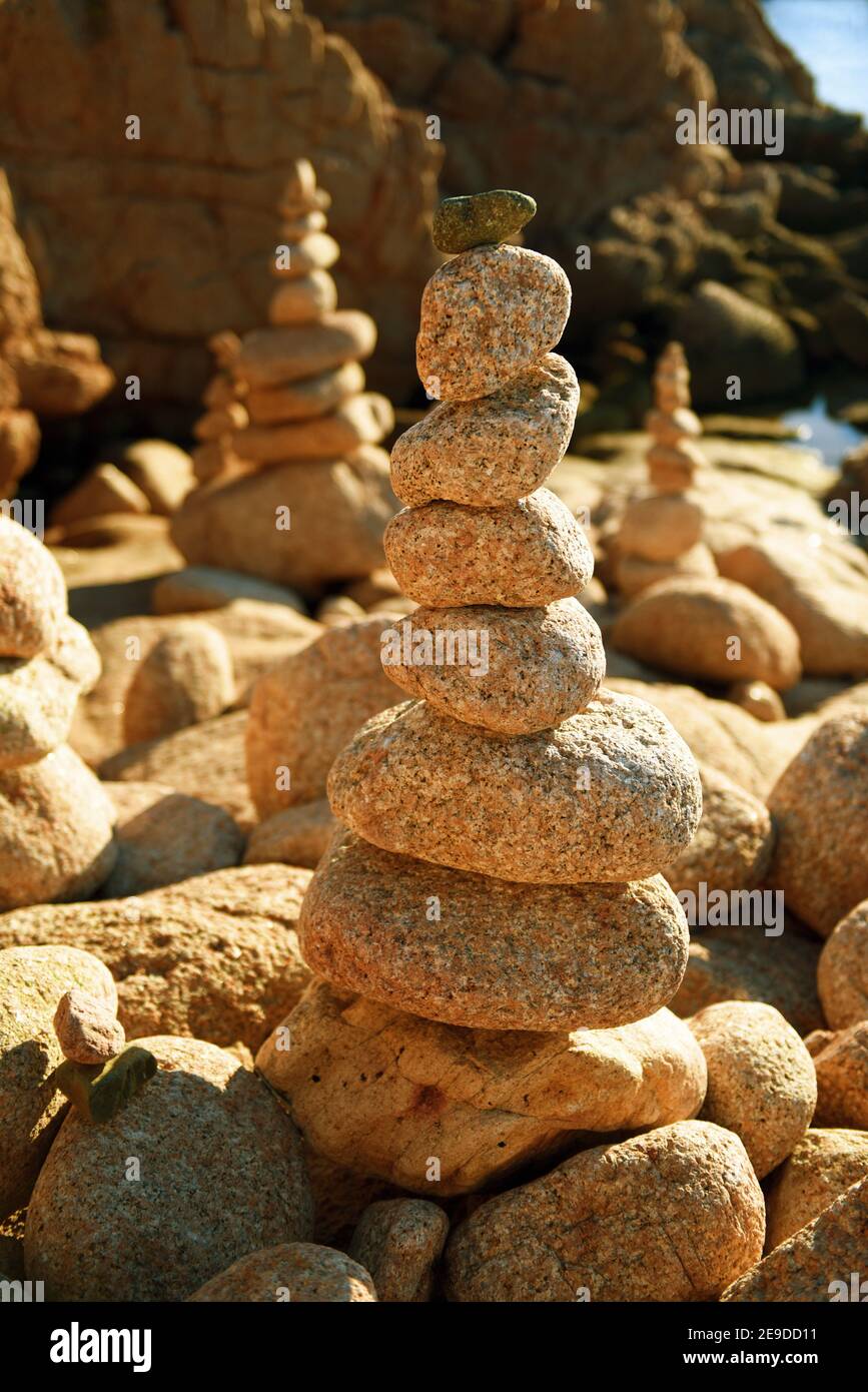 Steinhaufen am Strand von La Tonnara, Frankreich, Korsika, Bonifacio Stockfoto