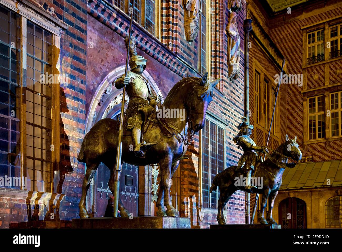 Beleuchtetes historisches Bremer Rathaus, ritterliche Statuen bewachen das Haupttor, Lichtkunst in der Bremer Altstadt 2020, Deutschland, Bremen Stockfoto