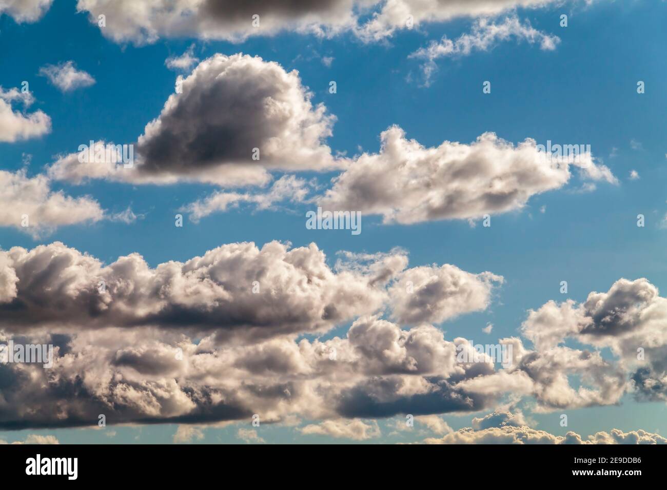 Graue Wolken über blauem Himmel Stockfoto