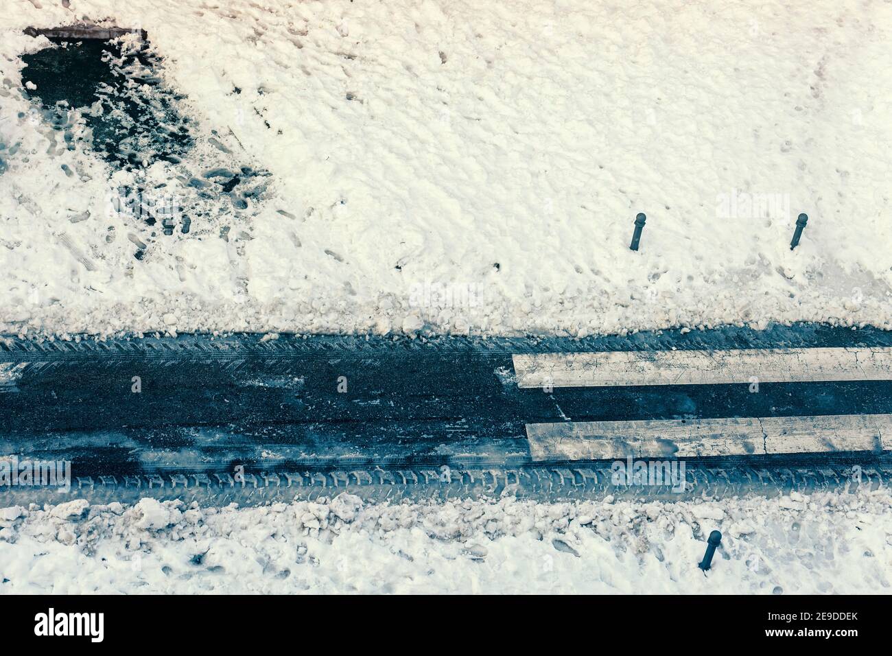 Draufsicht der Straße von Schnee befreit, um Autos zu ermöglichen Um zu zirkulieren Stockfoto