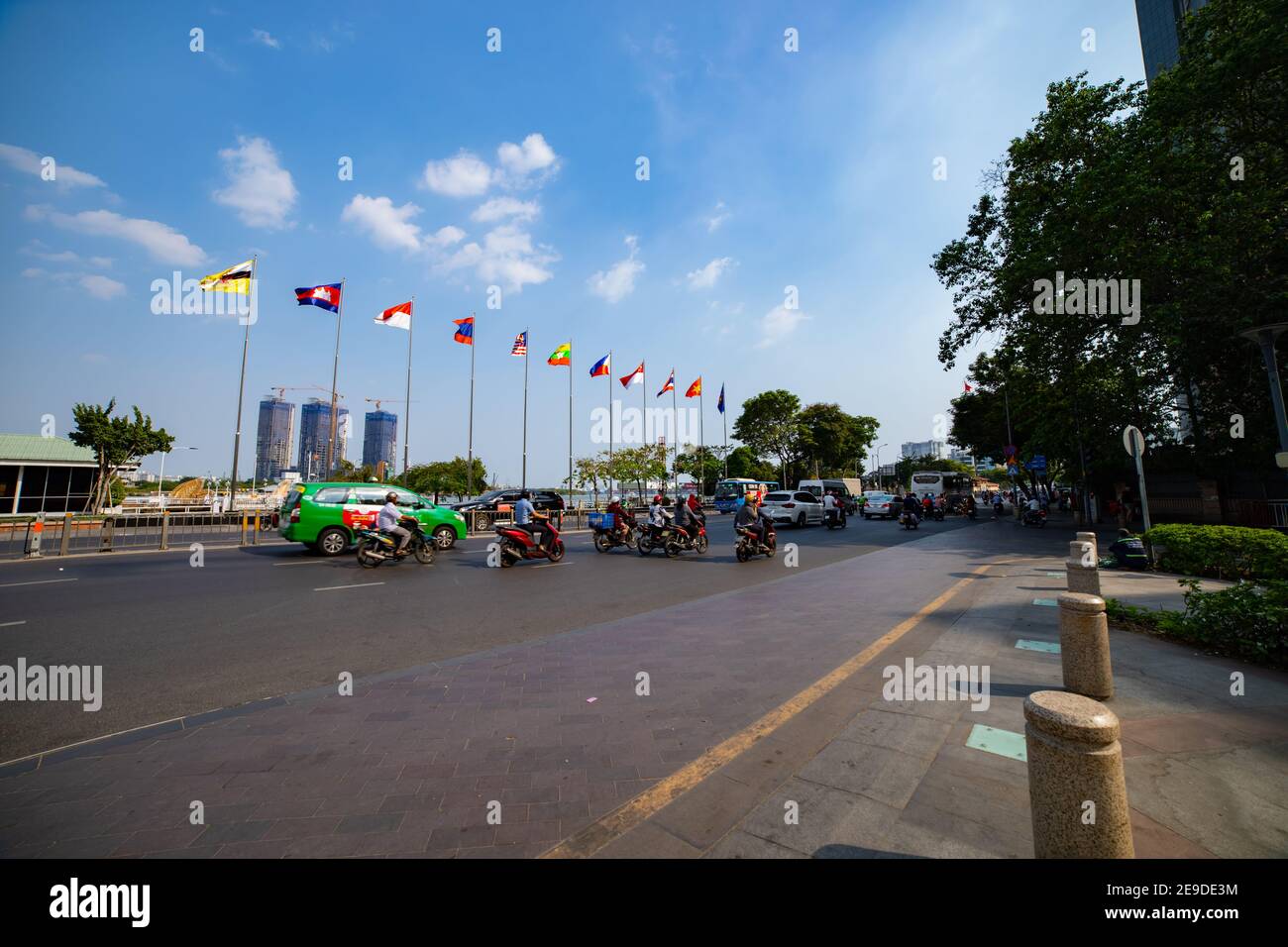 Nationalflaggen der ASEAN-Länder auf der Stadtstraße in Ho Chi Minh Weitwinkel Stockfoto