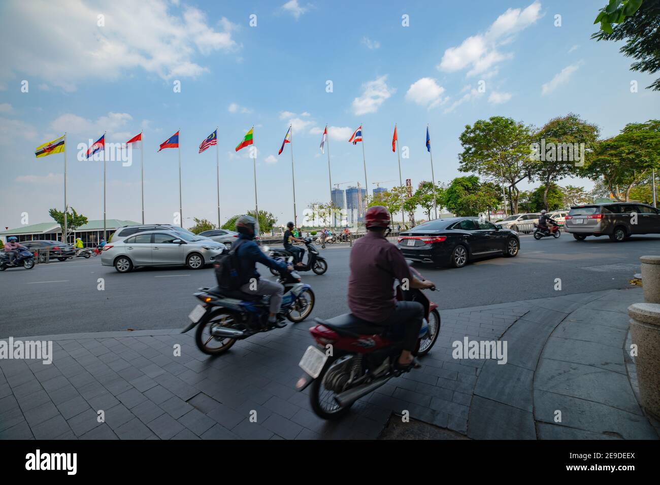 Nationalflaggen der ASEAN-Länder auf der Stadtstraße in Ho Chi Minh Weitwinkel Stockfoto