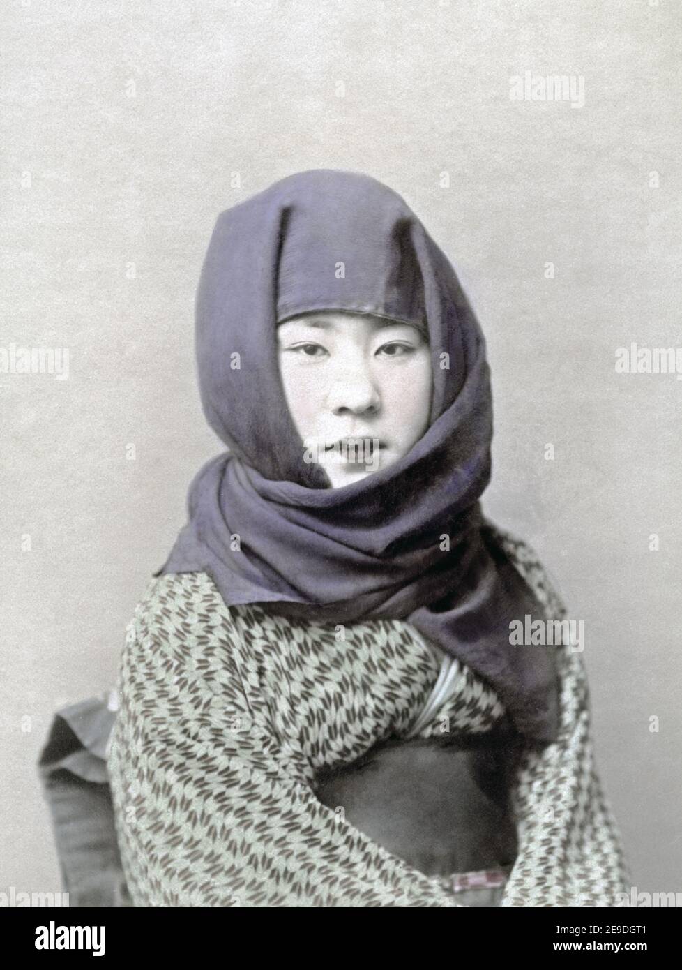 Foto des späten 19th. Jahrhunderts - Frau mit Winterschal, Japan, c.1880 Stockfoto
