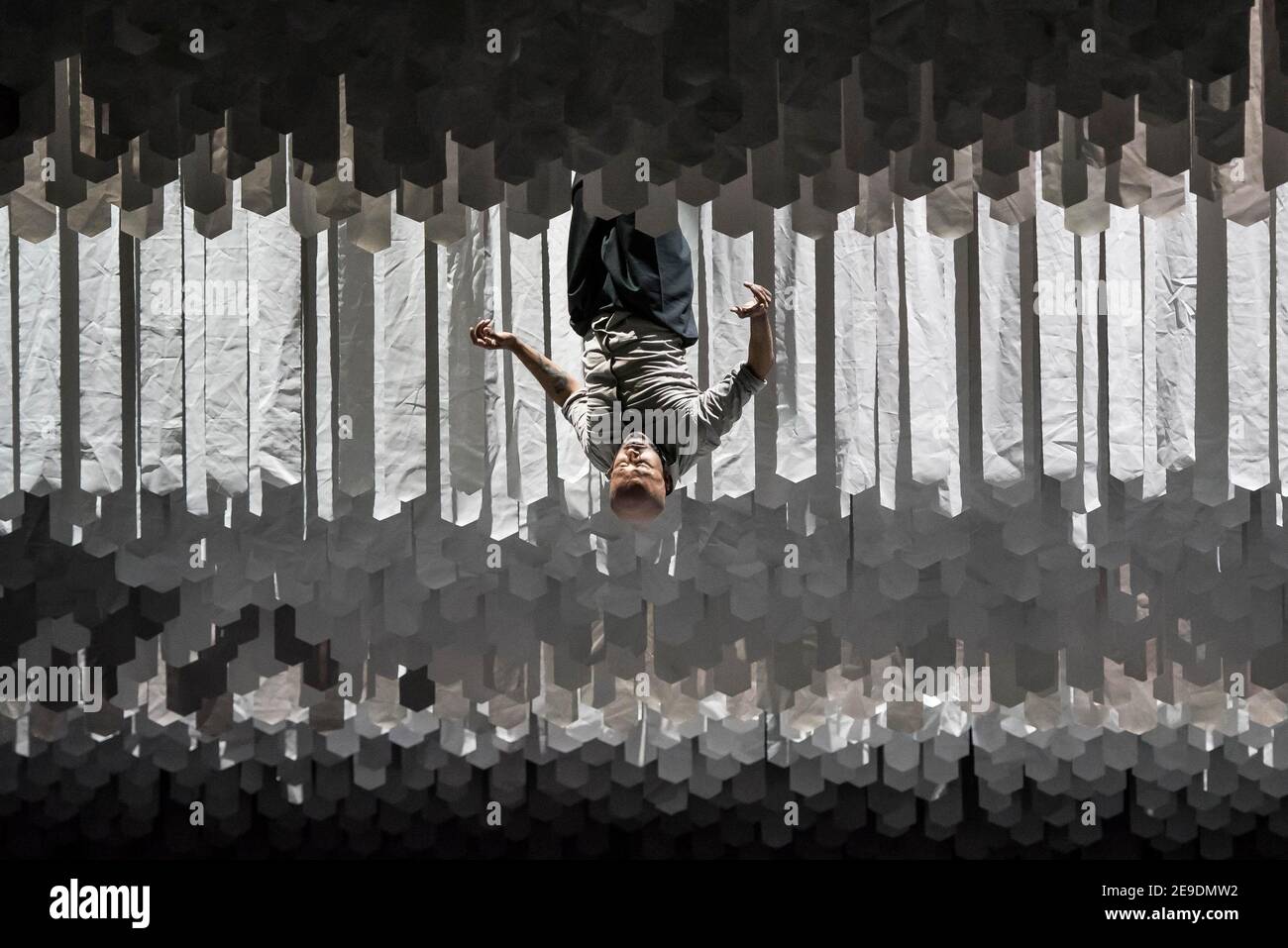 Akram Khan peforms DESH auf der Bühne in Sadler's Wells, London. Bilddatum: Dienstag, 31st. Mai 2017. Stockfoto