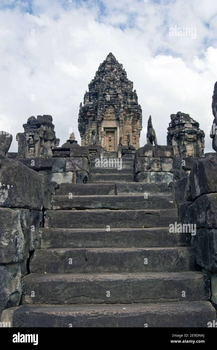 Blick auf die Steintreppe, gesäumt von kaiserlichen Löwen, in Richtung des zentralen Turms des Bakong-Tempels. Teil des Angkor Komplexes, Kambodscha. Alter Khmer Tempel, h Stockfoto