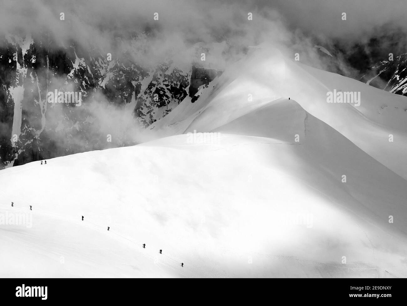 Gruppe von Bergsteigern, Blick von Aiguille du Midi, Hochalpen in der Nähe des Mont Blanc, Haute-Savoie, Region Auvergne-Rhône-Alpes, Frankreich, Europa Stockfoto