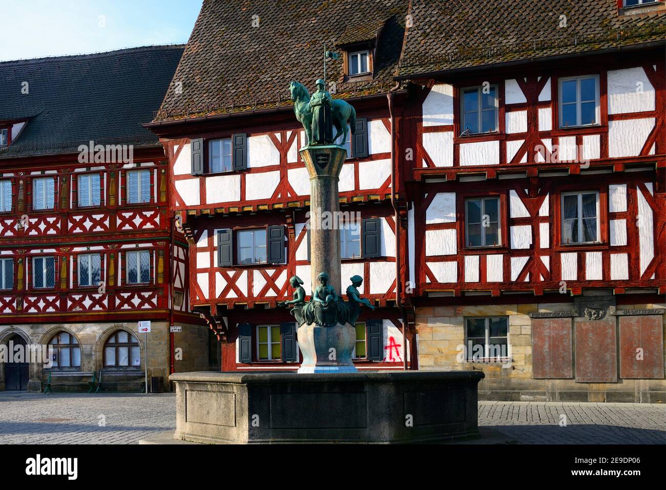 Fachwerkhäuser am Rathausplatz - Rathausplatz, vor Kriegerbrunnen - Krieger Brunnen, historischen Teil von Forchheim, Forchheim, Stockfoto