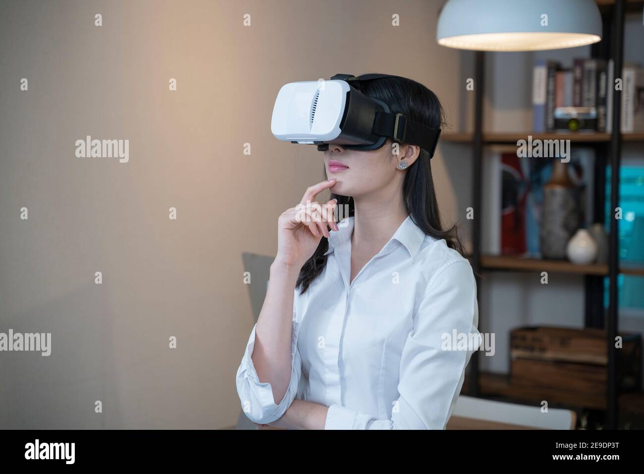 Frau trägt VR-Brille zu Hause. Stockfoto