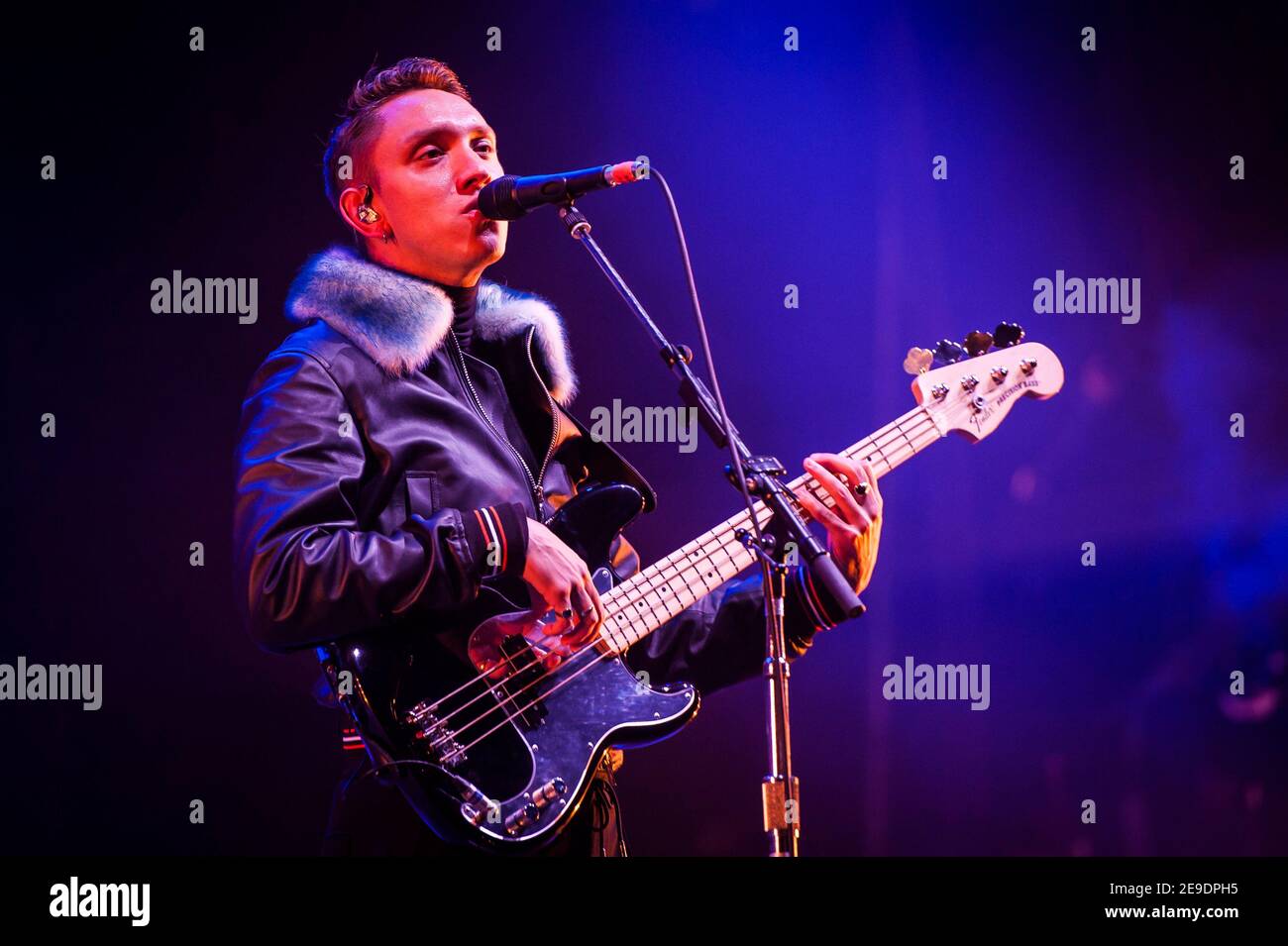 Oliver SIM von The XX spielt live auf der Bühne des Beestival 2017 im Lulworth Castle - Wareham. Stockfoto