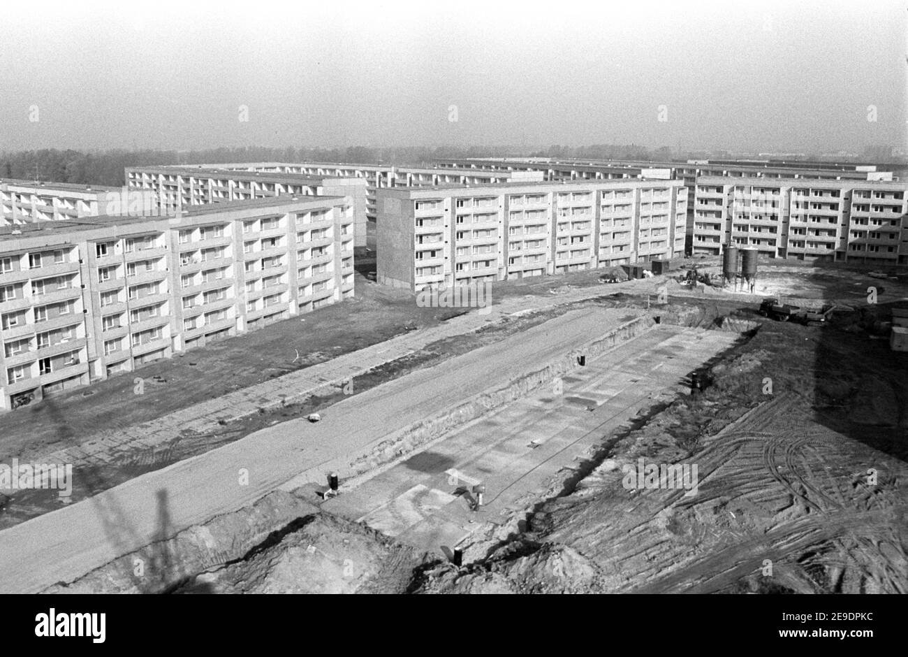 30. November 1982, Sachsen, Delitzsch: Im Neubaugebiet Delitzsch Nord am Stadtrand entstehen Anfang 1980s neue Wohnblocks im Plattenbau. Das genaue Datum der Aufnahme ist nicht bekannt. Foto: Volkmar Heinz/dpa-Zentralbild/ZB Stockfoto