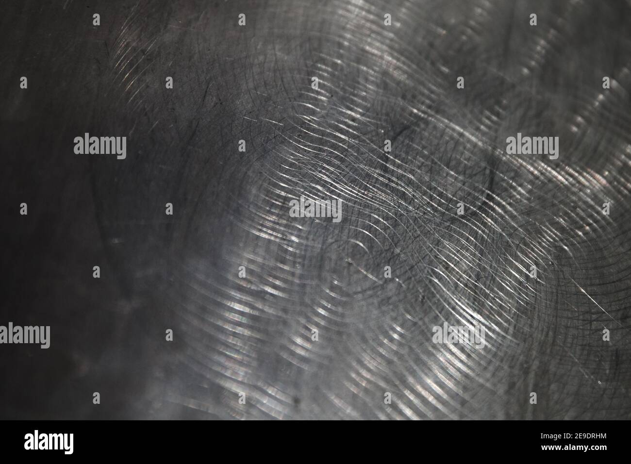 Oberfläche aus gebürstetem Stahl, Nahaufnahme mit selektivem Weichfokus. Industrielle Hintergrundtextur Stockfoto