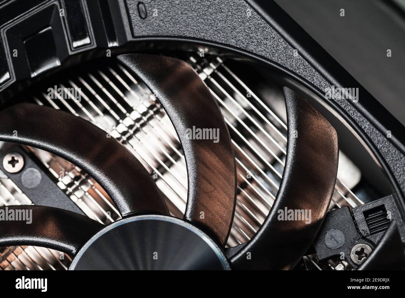 Neues glänzendes schwarzes GPU Kühlerfragment, Nahaufnahme Foto. Dieser Lüfter ist auf einer Grafikkarte montiert, um die GPU zu kühlen Stockfoto