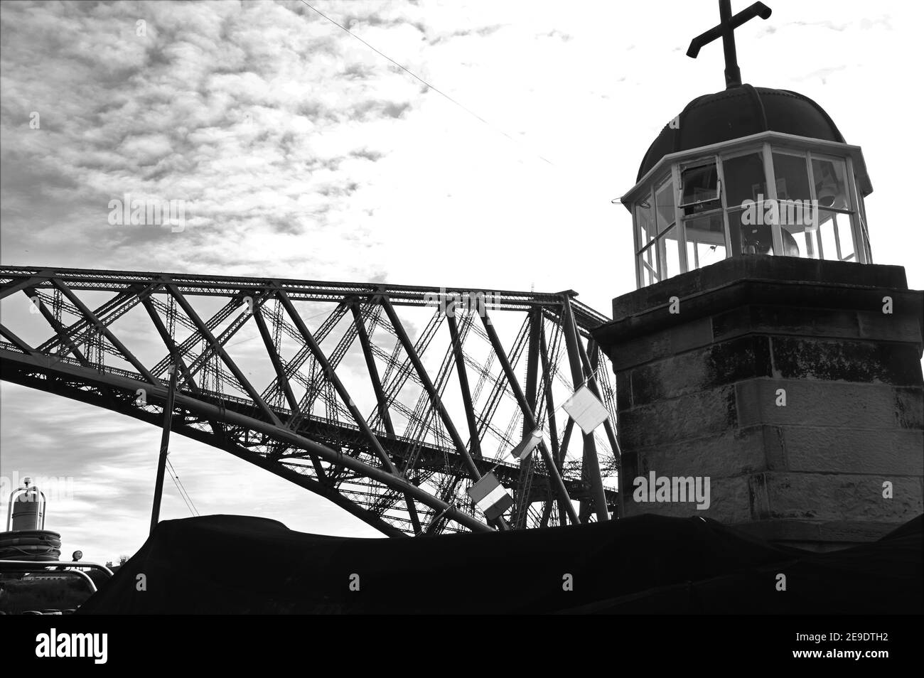 Ein Blick auf die historische und ikonische Forth-Eisenbahnbrücke, die die Forth Estuary in Schottland überspannt. Stockfoto