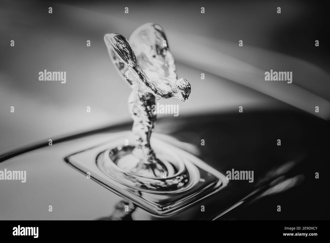 Rolls Royce Phantom Oldtimer Silber fliegende Dame Haube Ornament Statue in schwarz und weiß Nahaufnahme Makro der ikonischen Luxuriöse, glänzende Figur Stockfoto