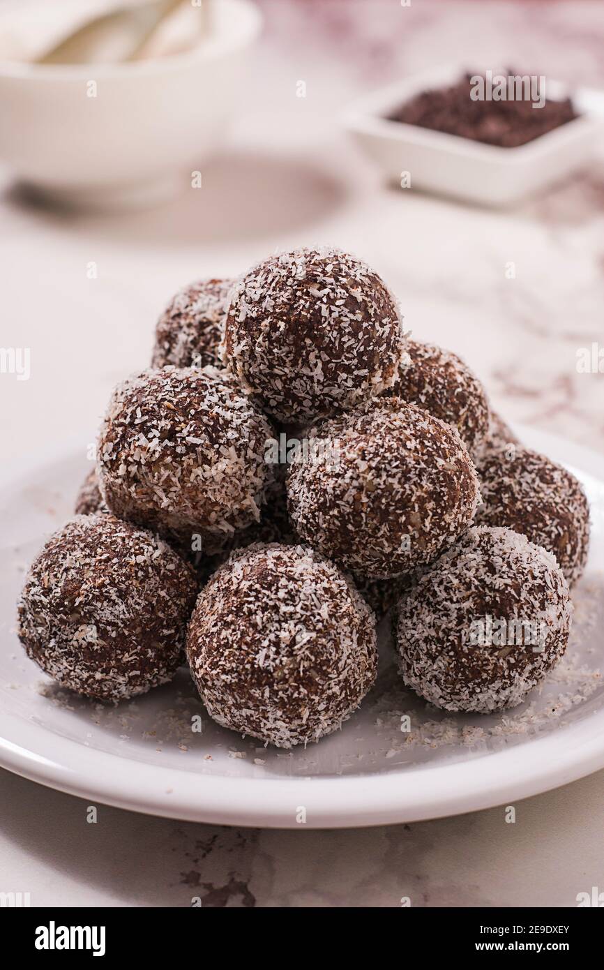 Ein Stapel Hafer hausgemachte Haferbonbons in einem weißen Tisch. Stockfoto