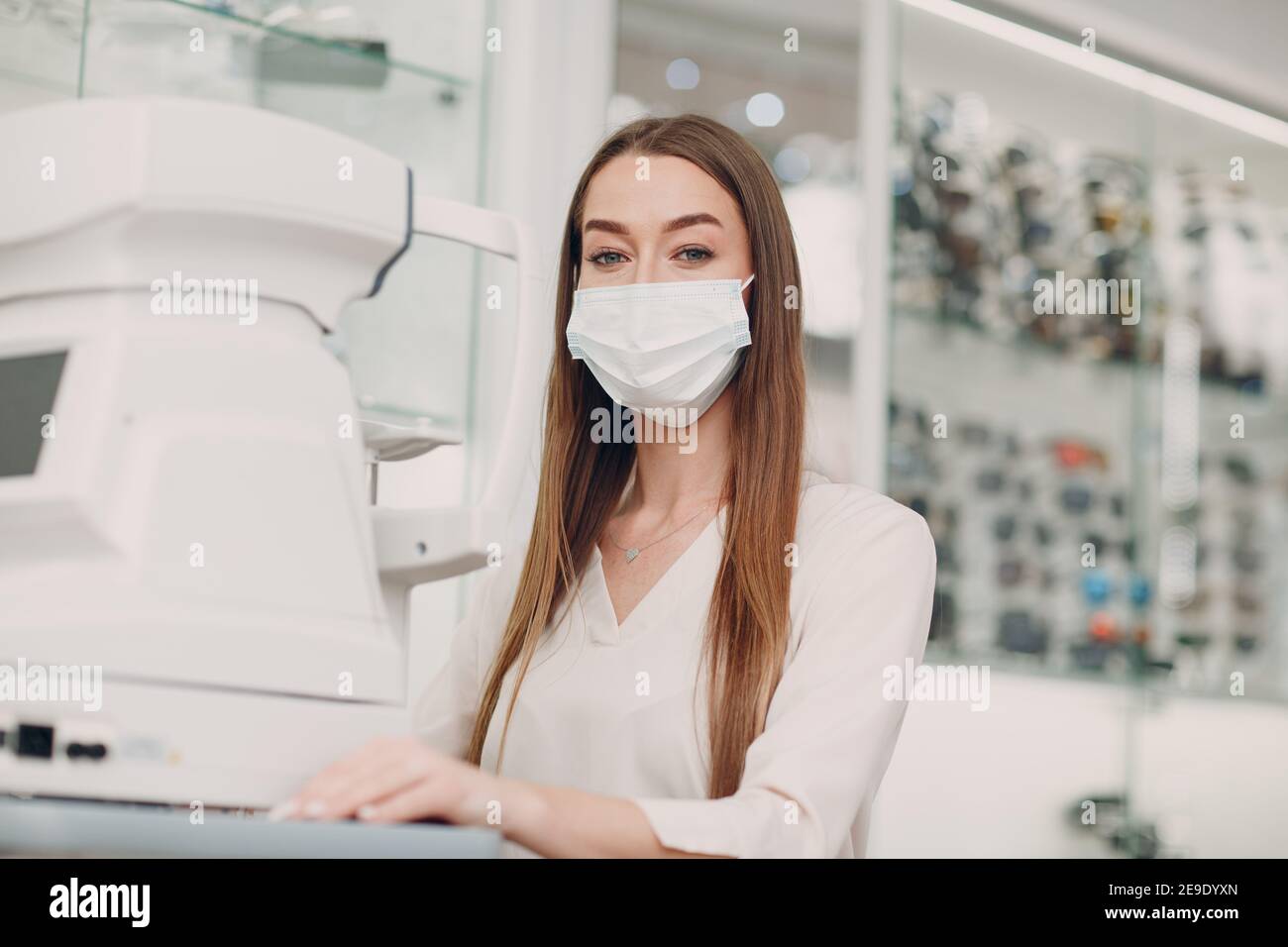 Eine Frau Arzt und Patient mit Refraktometer opthalmologische Refraktometer überprüfen Vision Test. Stockfoto