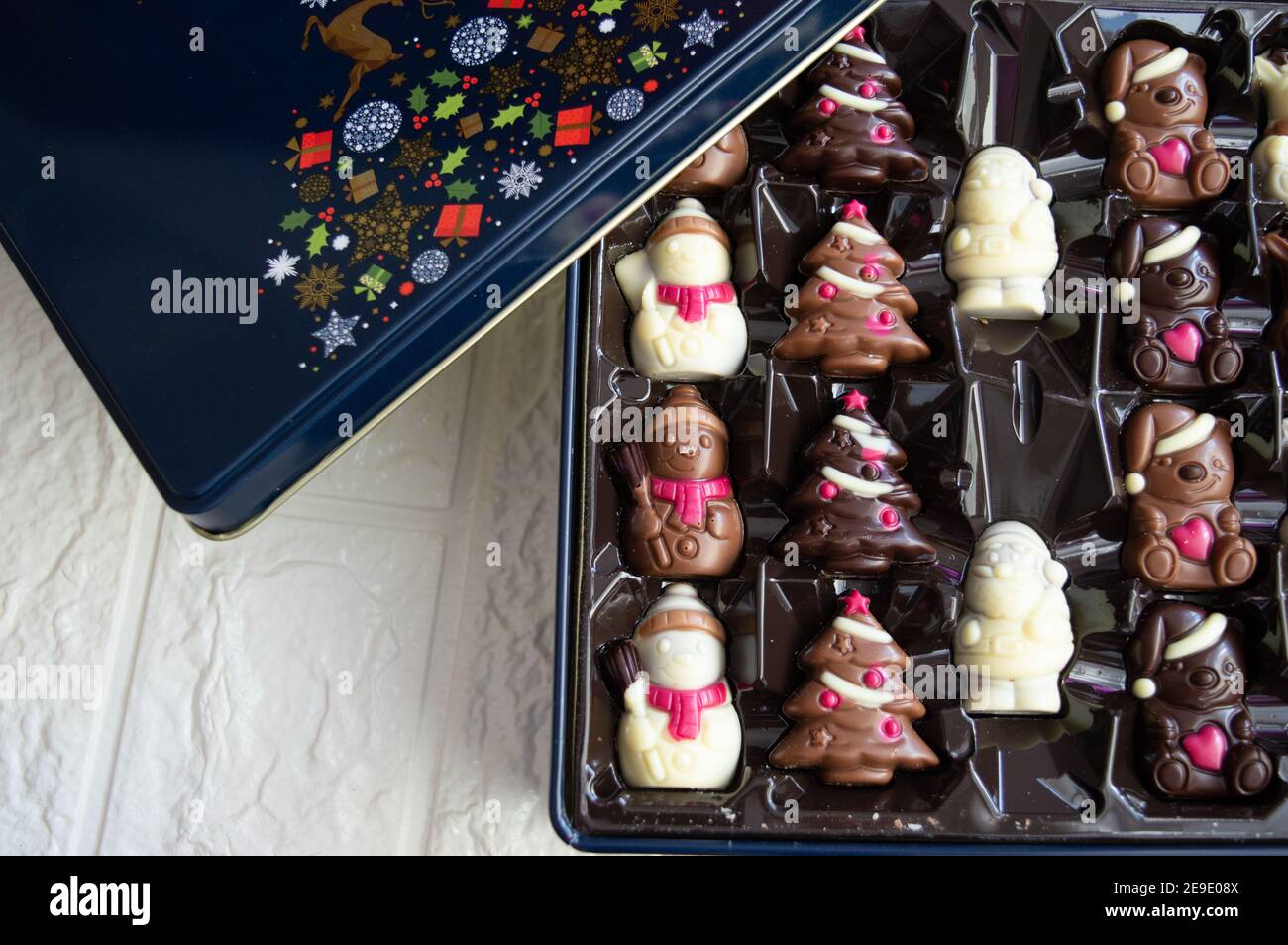 Eine Schachtel Pralinen mit geschlossenem Deckel. Schachtel Weihnachtsschokolade aus schwarzer und weißer Schokolade. Stockfoto