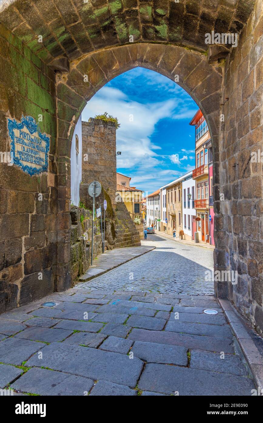 Mittelalterliches Tor, das zur Altstadt von Viseu führt Portugal Stockfoto
