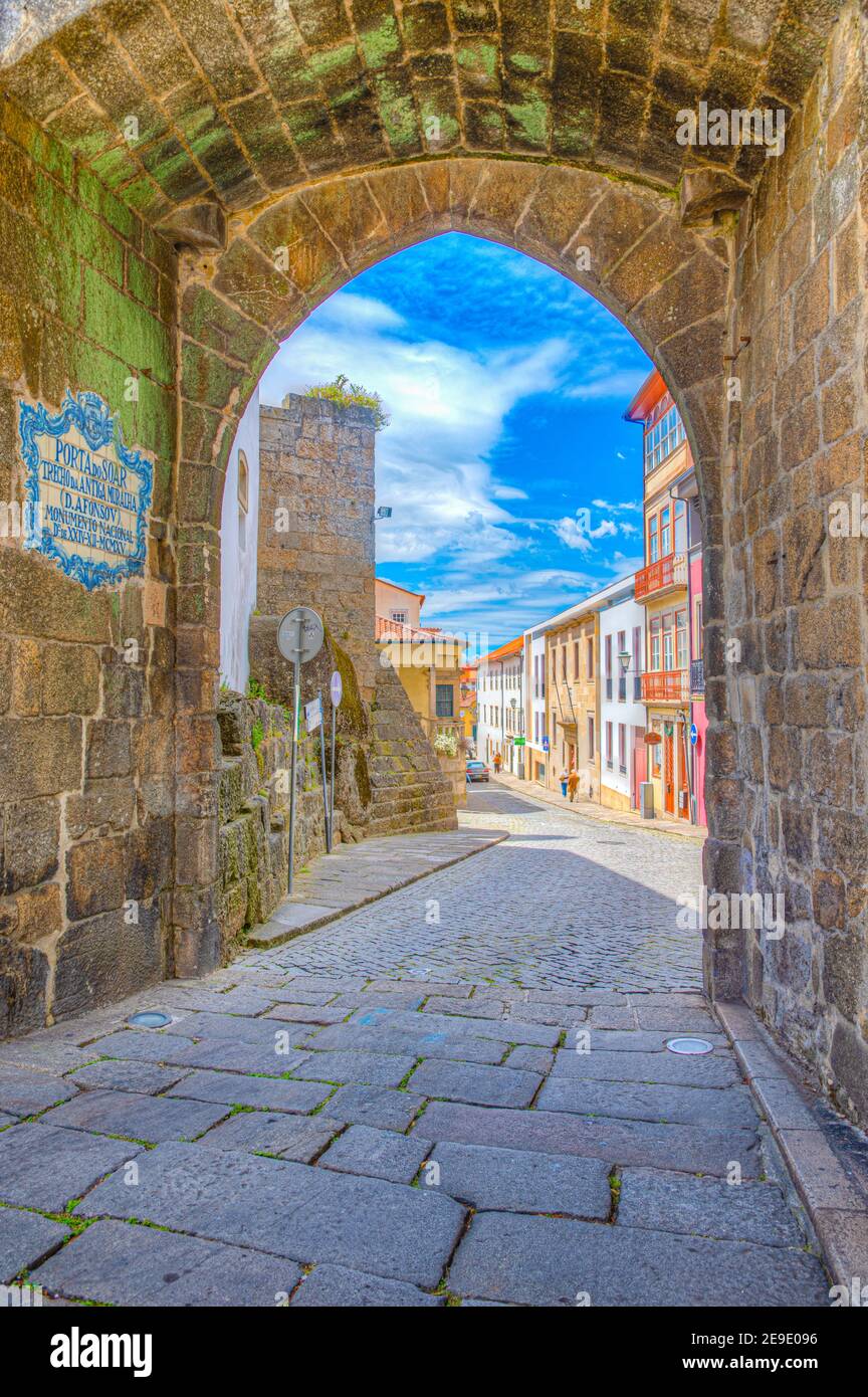 Mittelalterliches Tor, das zur Altstadt von Viseu führt Portugal Stockfoto