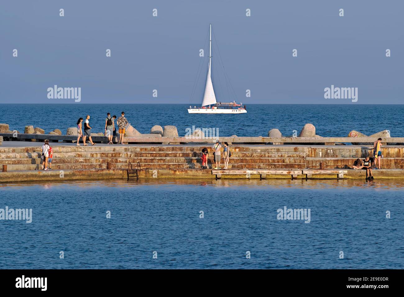 Menschen auf dem Pier;Varna;Bulgarien; Stockfoto
