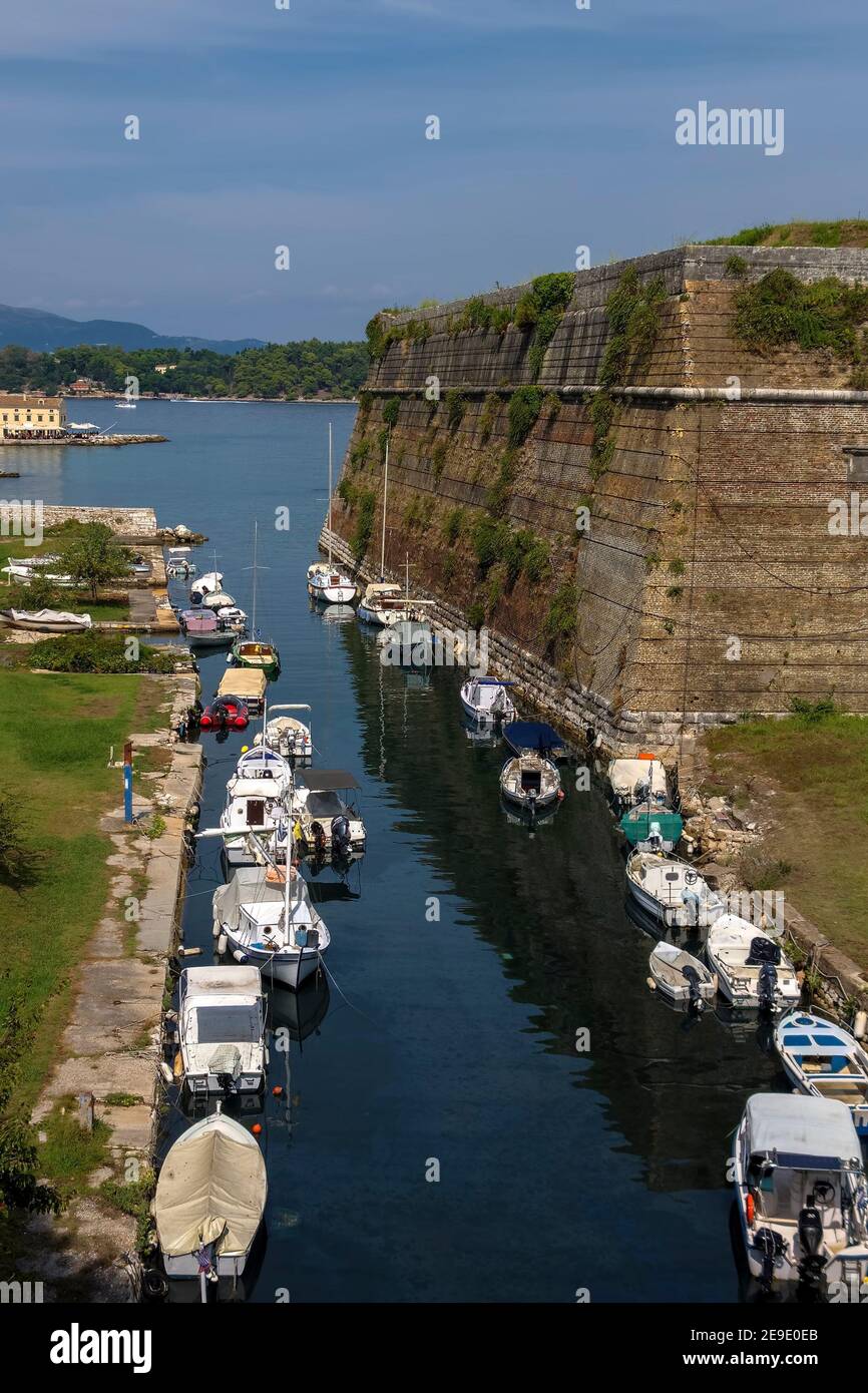 kanal mit kleinen Booten und Schiffen mit Blick auf die berühmte alte venezianische Festung.Korfu Insel.Griechenland. Stockfoto