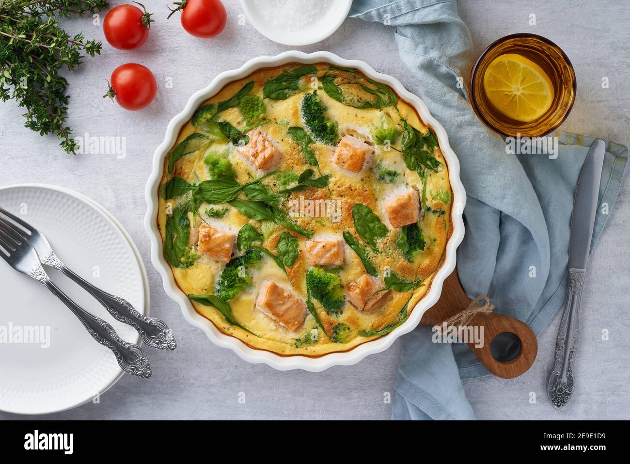 Frittata auf Eierbasis, Omelette mit Lachs, Brokkoli und Spinat, Draufsicht  Stockfotografie - Alamy