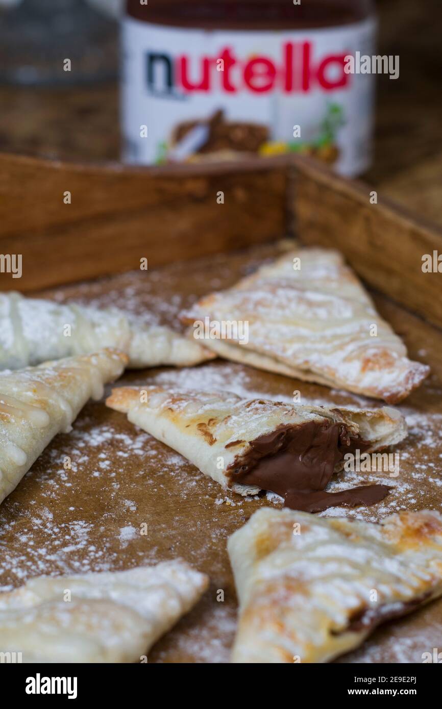 Nutella Handgebäck auf einem Holztablett hausgemachtes Dessert Stockfoto