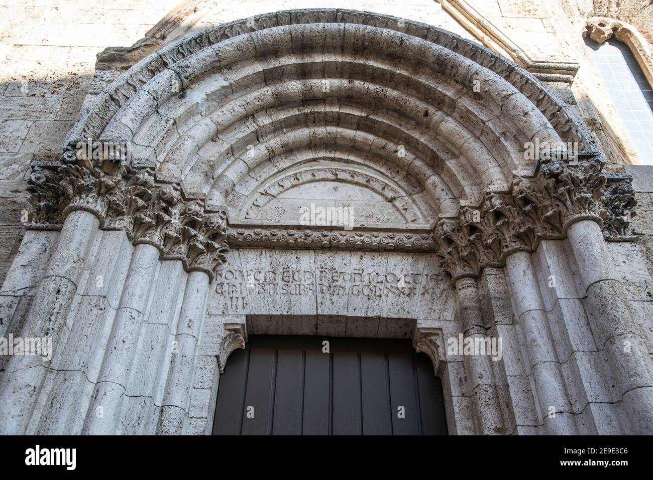 Detail eines seitlichen Eingangs der Kathedrale Stockfoto