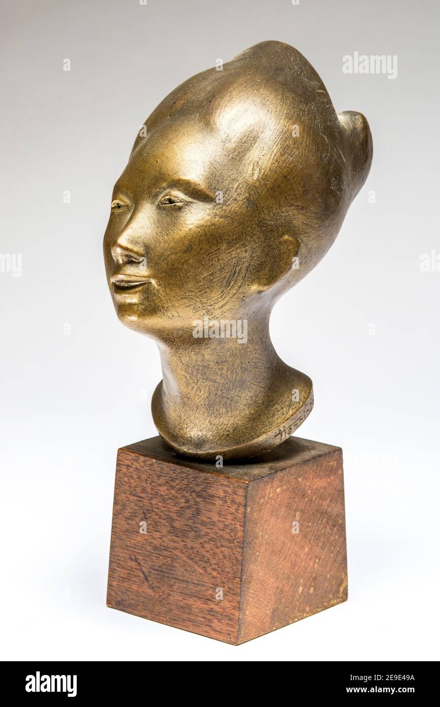 Ägyptischer Frauenkopf, Patina-Gipskulptur 1966 des französischen Bildhauers Jean Henninger Stockfoto