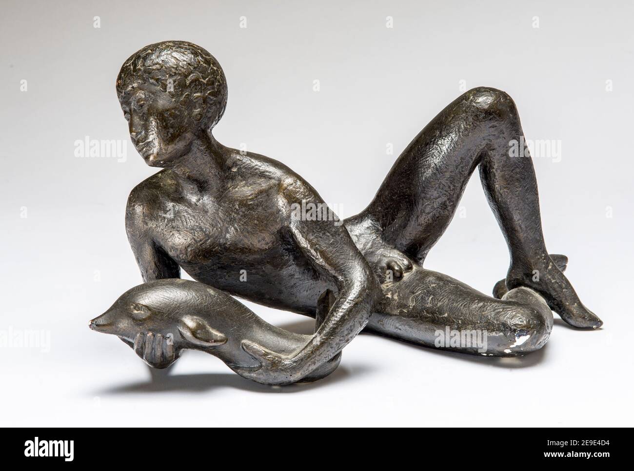 Junger Mann mit Delphin, Patina-Gipskulptur des französischen Bildhauers Jean Henninger Stockfoto