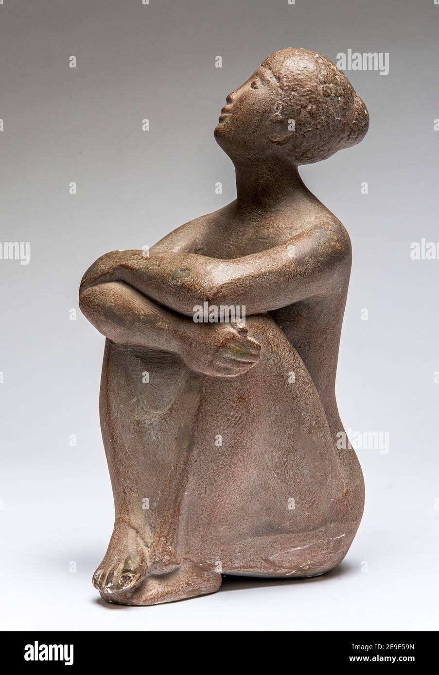 Sitzende Frau, Sonnenbad, Patina-Gipskulptur 1959 des französischen Bildhauers Jean Henninger Stockfoto