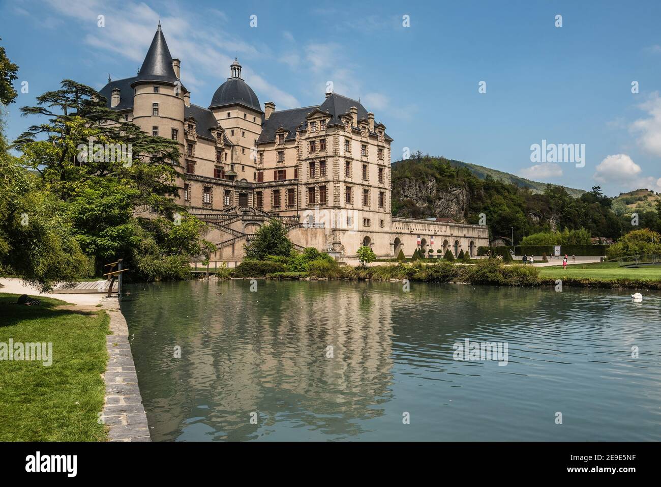Chateau de Vizille Schloss spiegelt sich im See Stockfoto