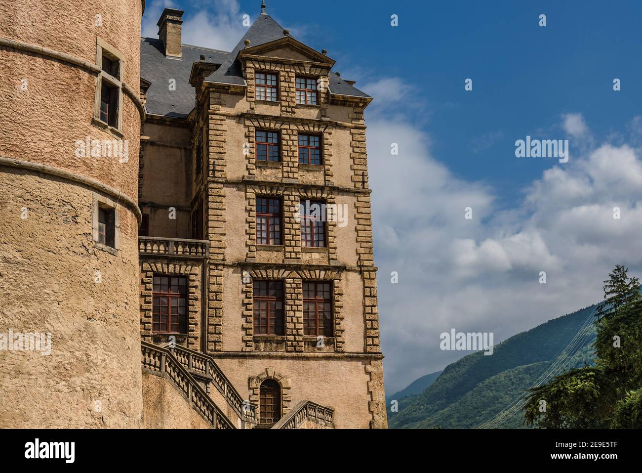 Mittelalterlicher Palast Chateau de Vizille in den Alpen Stockfoto