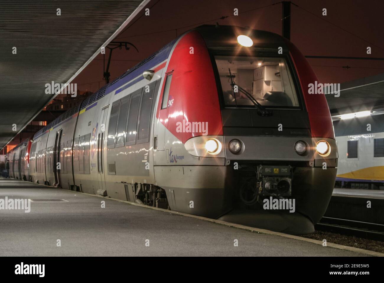 PARIS, FRANKREICH - 1. JANUAR 2008: Emu Regionalzug TER Bourgogne mit dem Logo der SNCF Französisch Eisenbahnen auf einem Bahnsteig des Pariser Bercy Bahnhof, HE Stockfoto