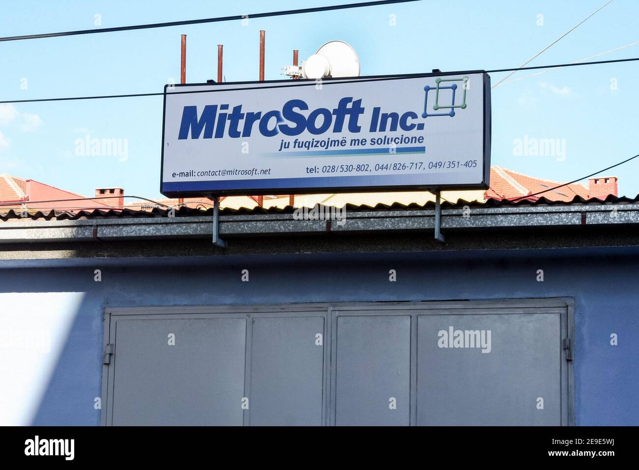 MITROVICA, KOSOVO - 21. SEPTEMBER 2009: Mitrosoft Zeichen, ein IT-Computing und Daten-Startup imitieren das Logo der Microsoft-Corporation, vor tei Stockfoto