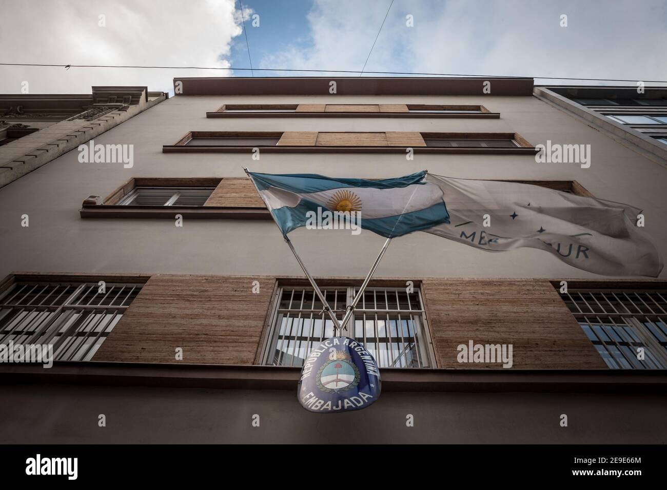 BELGRAD, SERBIEN - 8. JULI 2018: Zeichen der argentinischen Botschaft von Belgrad mit Flaggen von Argentinien und mercosur. Es ist offizielle diplomatische r Stockfoto
